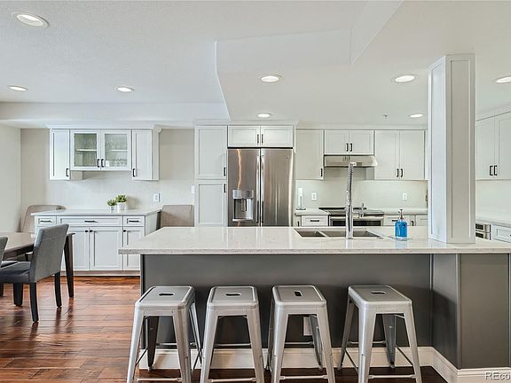 3rd image of 980 Lakepoint Drive #703