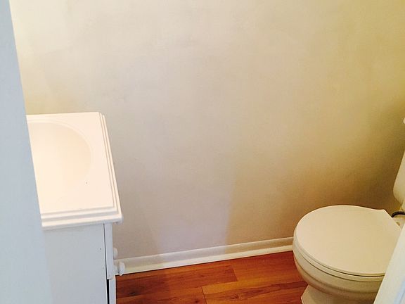 4th image of 1011 Queens Ct
