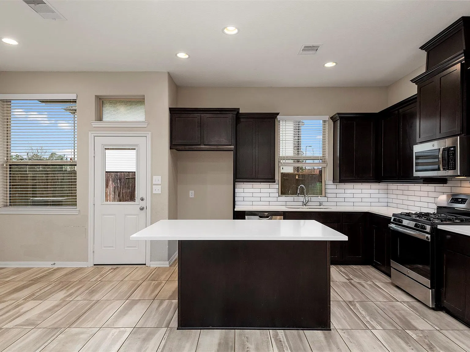 3 bed, 2.5 bath, 1907 sqft, $1,975 — Photo 1