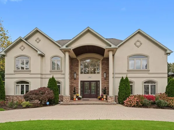 1045 Rosemary Ter, Deerfield, IL 60015