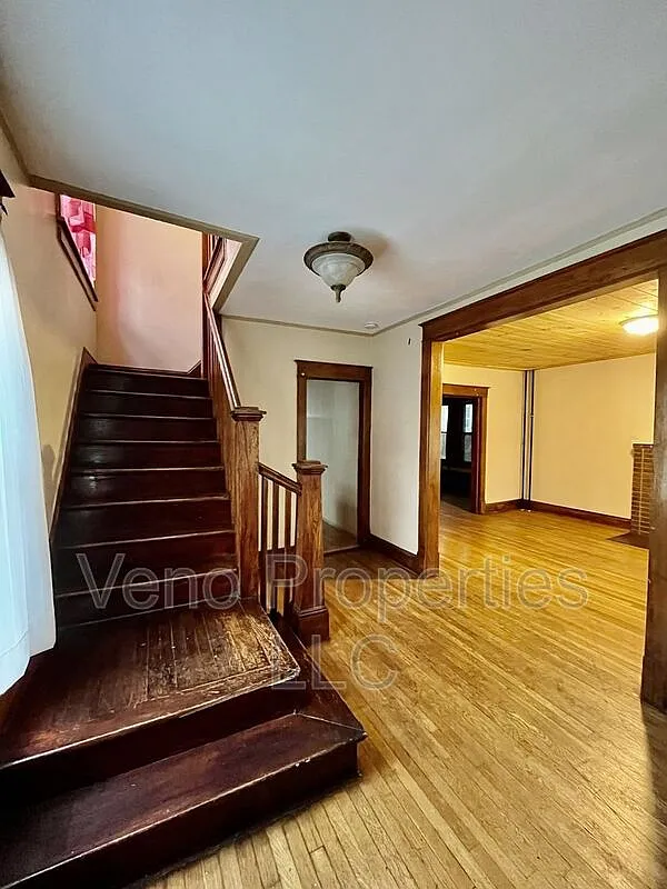 4 bed, 1.5 bath, 1862 sqft, $2,400 — Photo 3