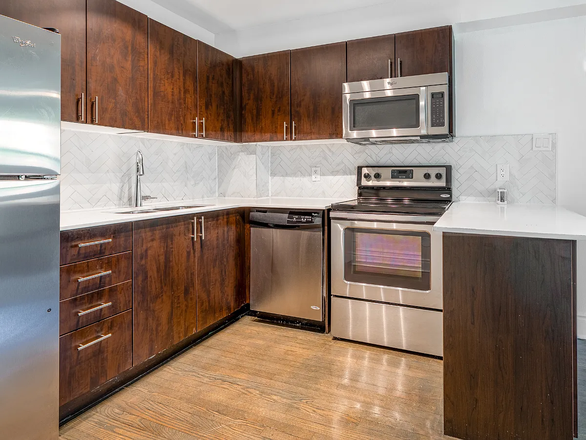 2406 Queen St E — Photo 4