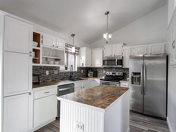 5th image of 221 E Catalpa Ct