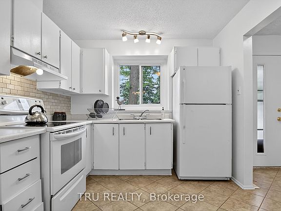 4th image of 164 Barrow Cres #16
