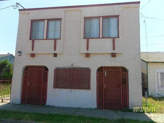 Unit entrance is located on the lower right.
