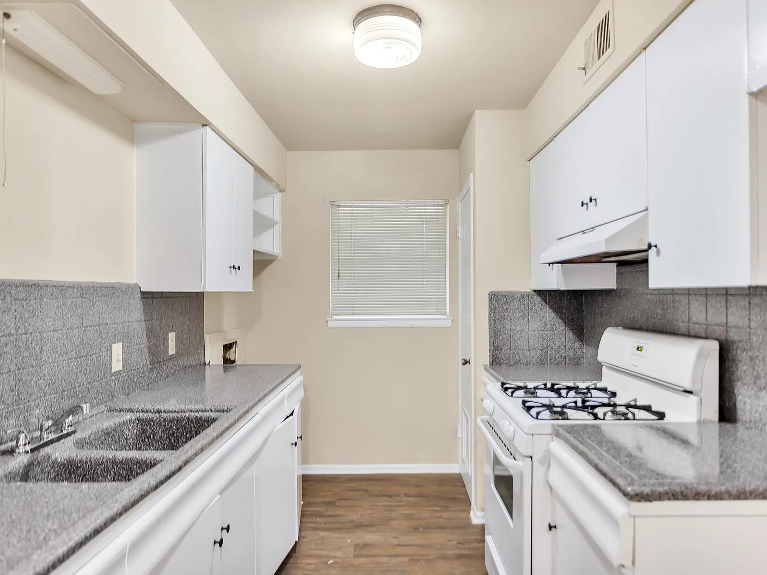 2 bed, 869 sqft, $1,150 — Photo 4