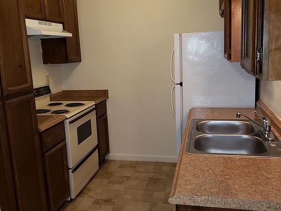 3rd image of 1221 B St APT 3