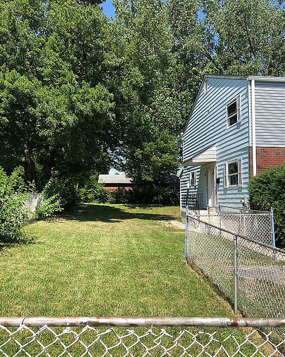 entrance - large fenced yard