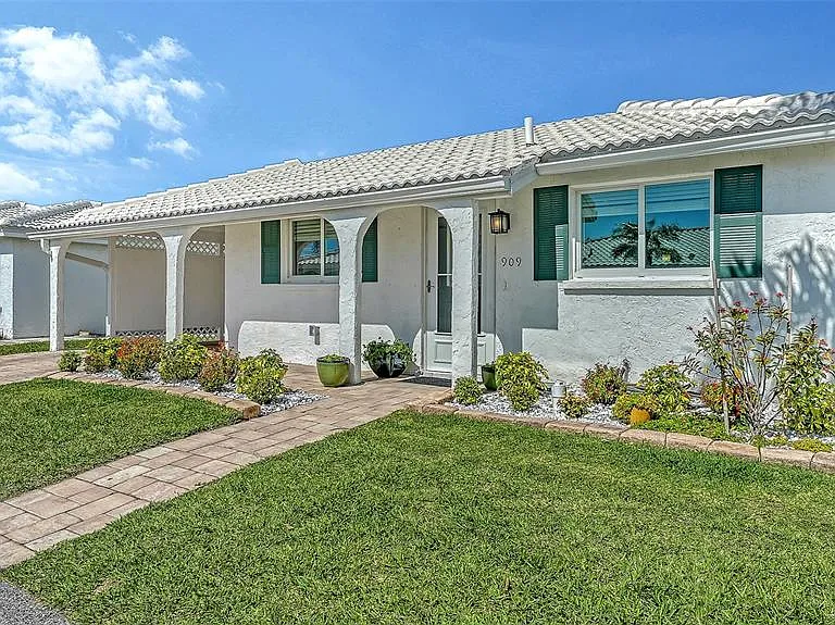909 Spanish Dr N — Photo 2
