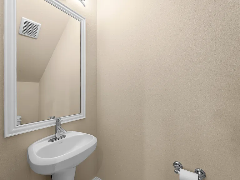 2952 Sheridan Dr — Photo 38