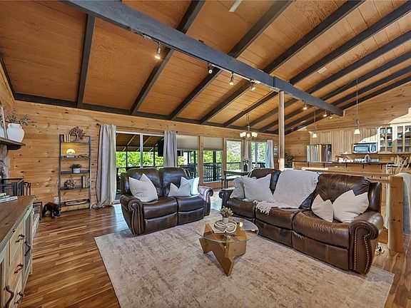 2nd image of 455 Tamarack Dr