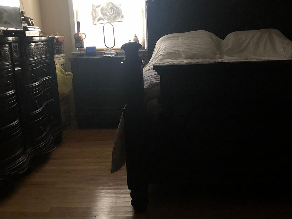 MASTER BEDROOM FITS KING BED