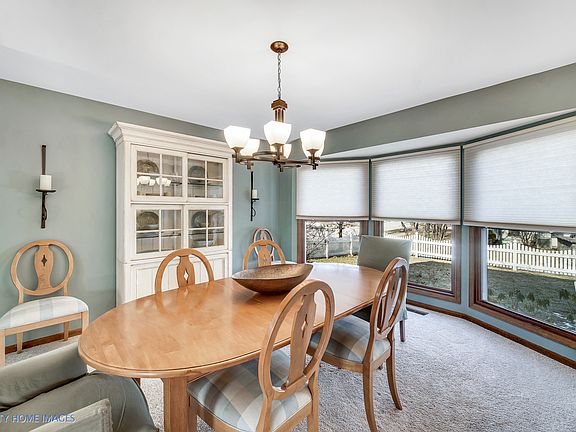 5th image of 522 Foxdale Ln