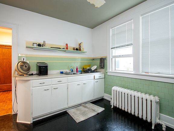 3rd image of 1411 W Barker Ave