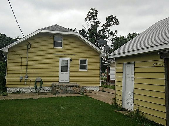3rd image of 206 E 11th St