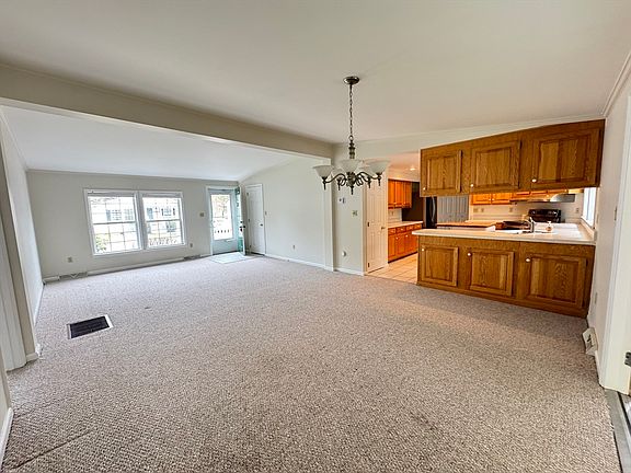 5th image of 10 Trailwood Dr