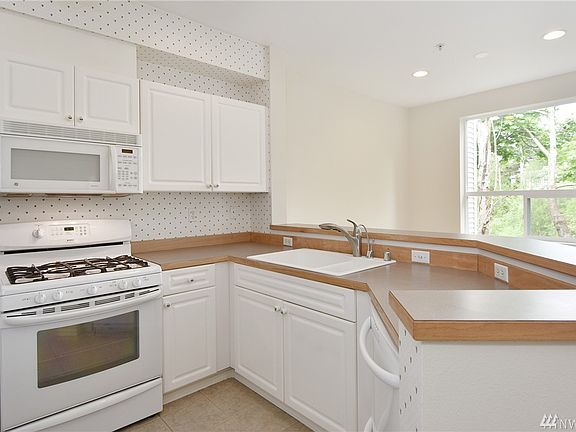 3rd image of 12530 Admiralty Way APT D204
