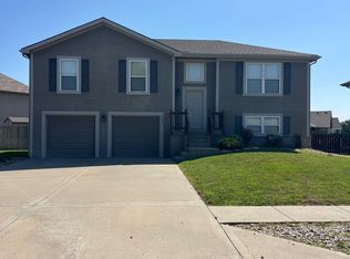 1505 Clear Creek Dr, Kearney, MO 64060
