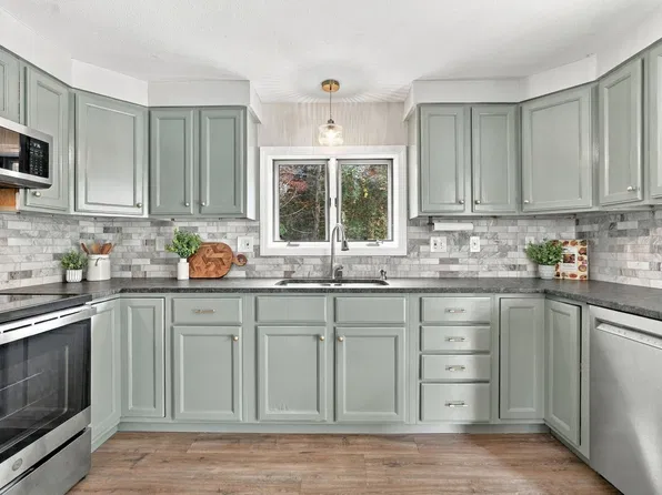43 Oliver St, Easthampton, MA 01027