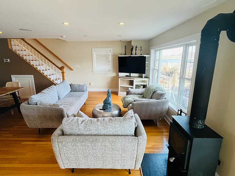 331 Front St — Photo 3