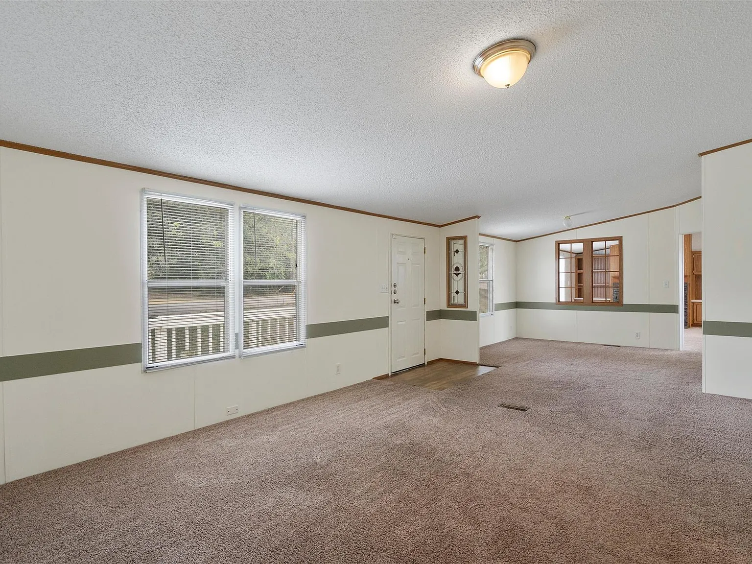3 bed, 2.0 bath, 1870 sqft, $1,795 — Photo 2