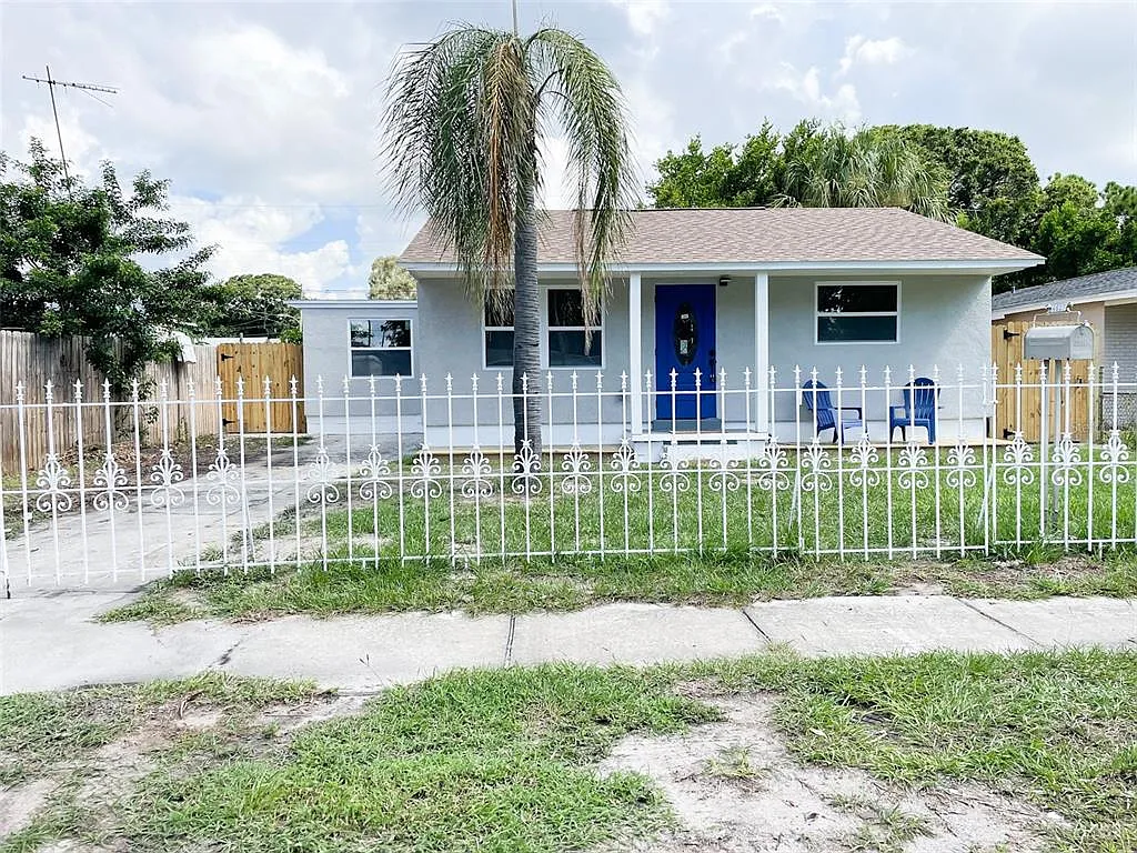 4 bed, 2.0 bath, 1046 sqft, $2,690 — Photo 2
