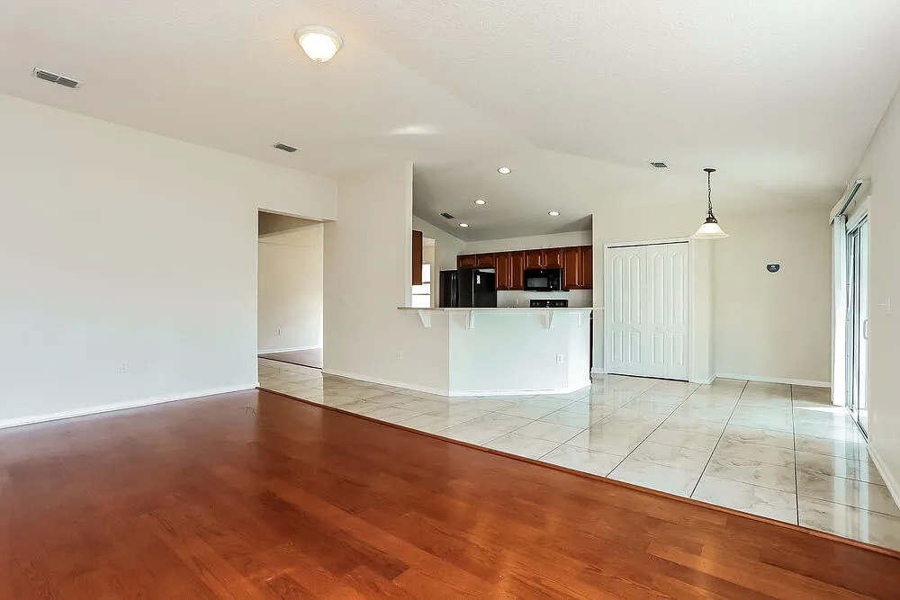 4 bed, 2.0 bath, 1988 sqft, $2,135 — Photo 4
