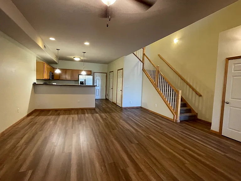 217 Brentwood Dr — Photo 3