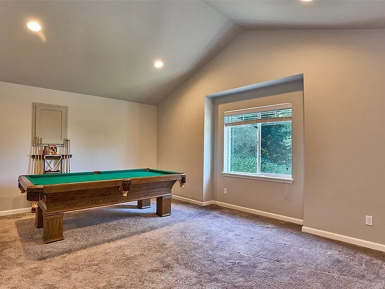 Huge bonus room that can also be used as a bedroom.