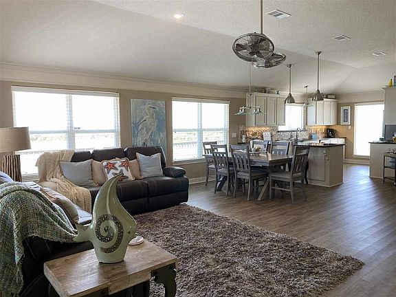 2nd image of 824 Camino Dr