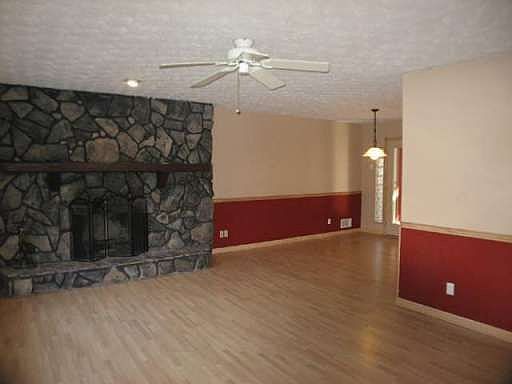 3rd image of 100 Surry Trl