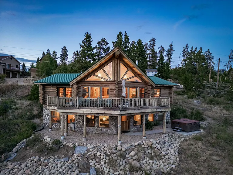390 Pine View Dr — Photo 1