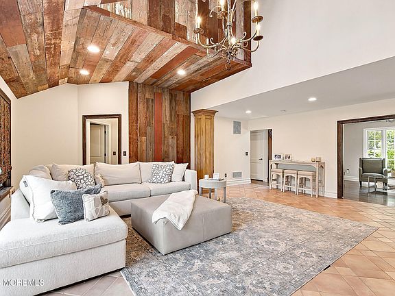 5th image of 71 Oak Pl