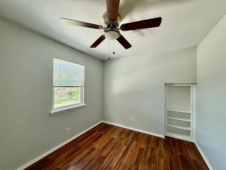 137 E K Pl — Photo 10