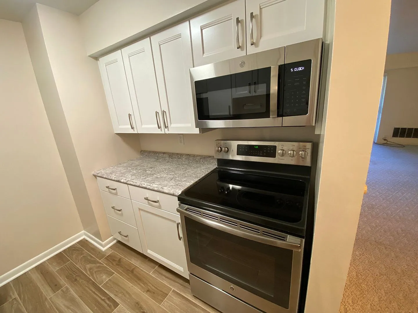 Cozy 1 Bedroom in a Quiet Building in Emsworth! — Photo 4