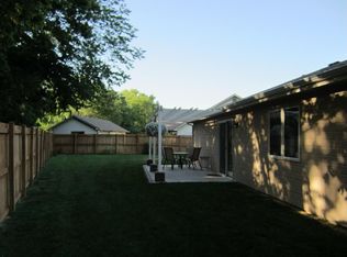 3869 Hunters Cir, Manhattan, KS 66502