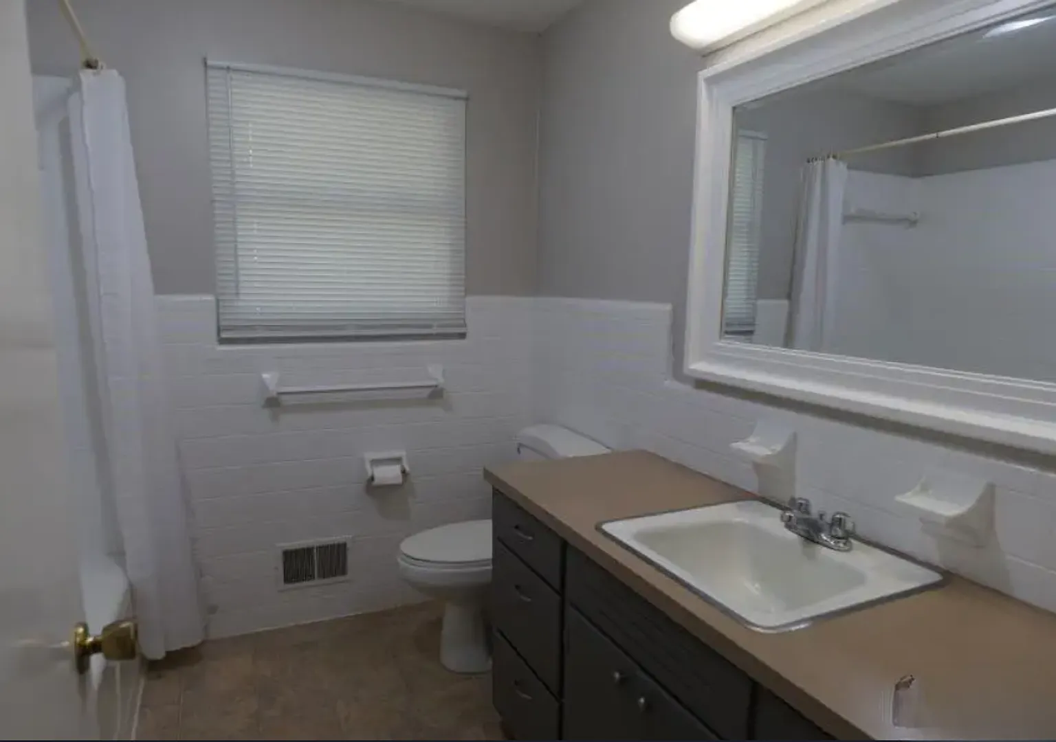 Comfortable 3 Bedroom Ranch with Carport & Lawn Care Included — Photo 3