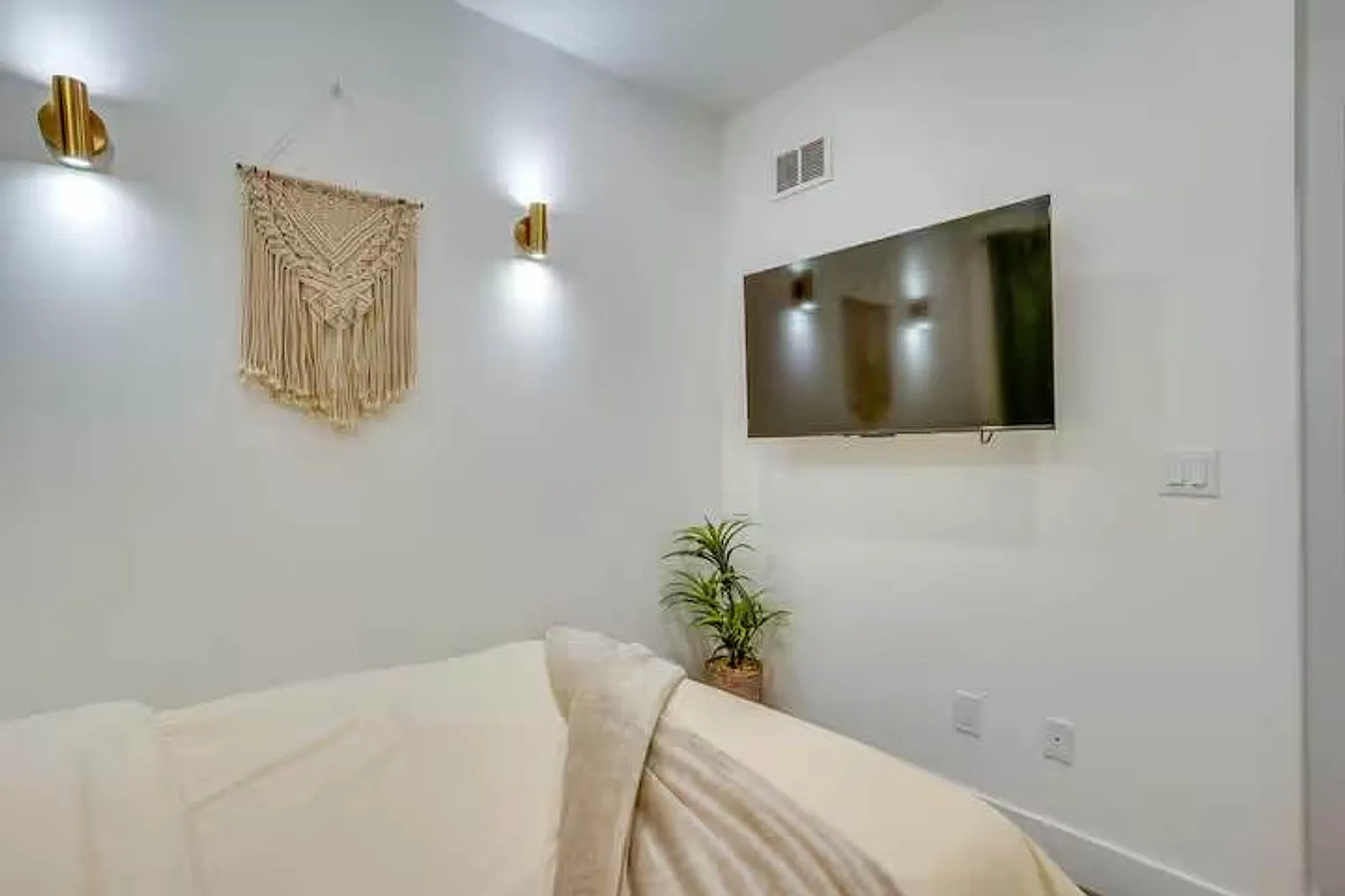 2 bed, 2.0 bath, 893 sqft, $9,911 — Photo 4