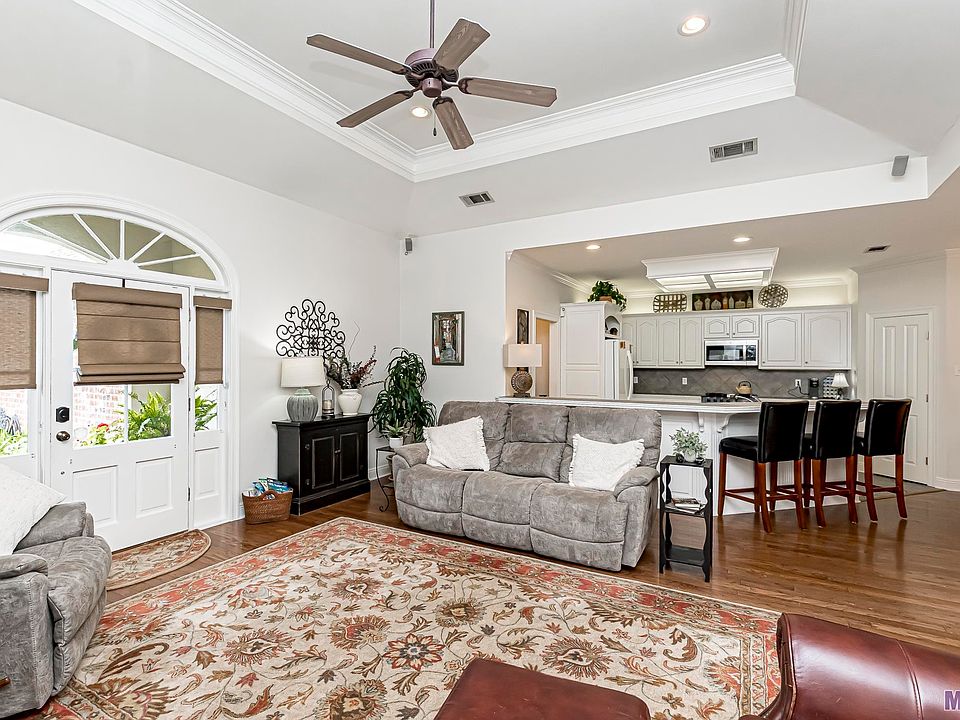 1st image of 10654 Woodland Oaks Dr