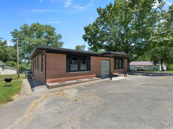 718 E 4th St, Scott City, MO 63780