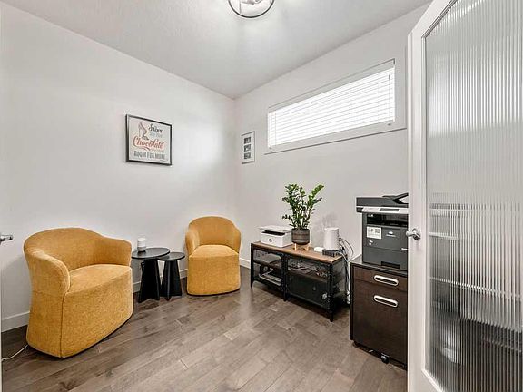 3rd image of 87 S Mount Rae Hts