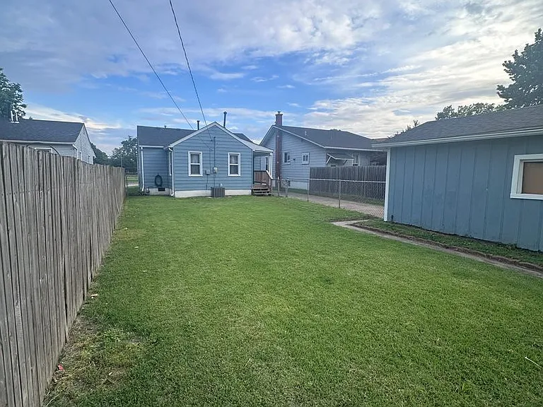 2415 Jerden Ave — Photo 4