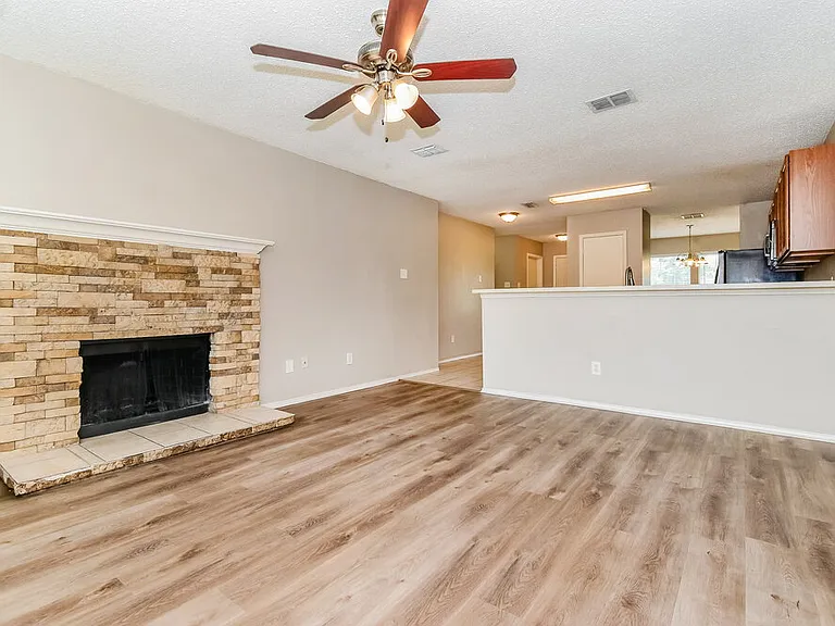 1112 Alexandria Dr — Photo 5