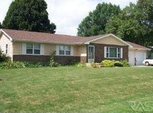 404 Elizabeth Ave, Hills, MN 56138