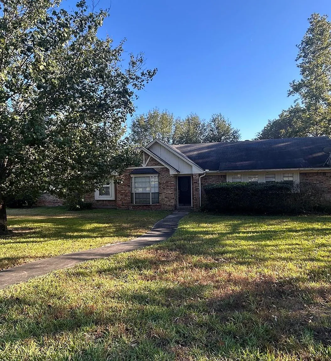 3 bed, 2.0 bath, 2070 sqft, $1,600 — Photo 1