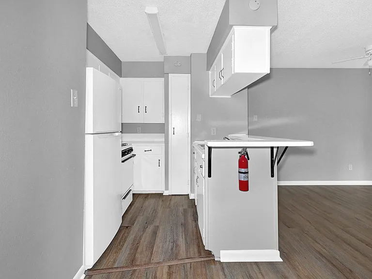 Carolyn Court Apartments — Photo 8