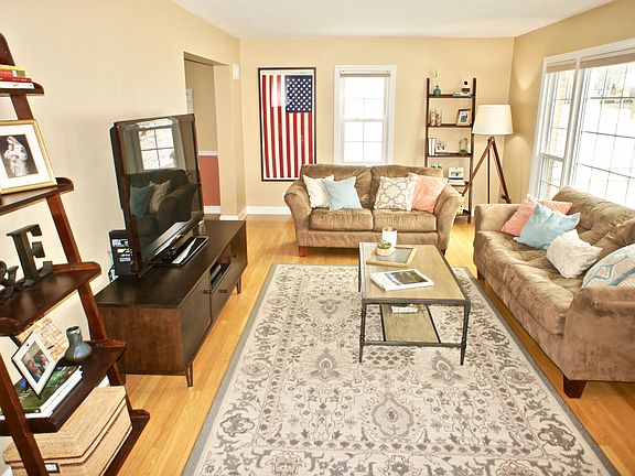 2nd image of 6039 N Shoreland Ave