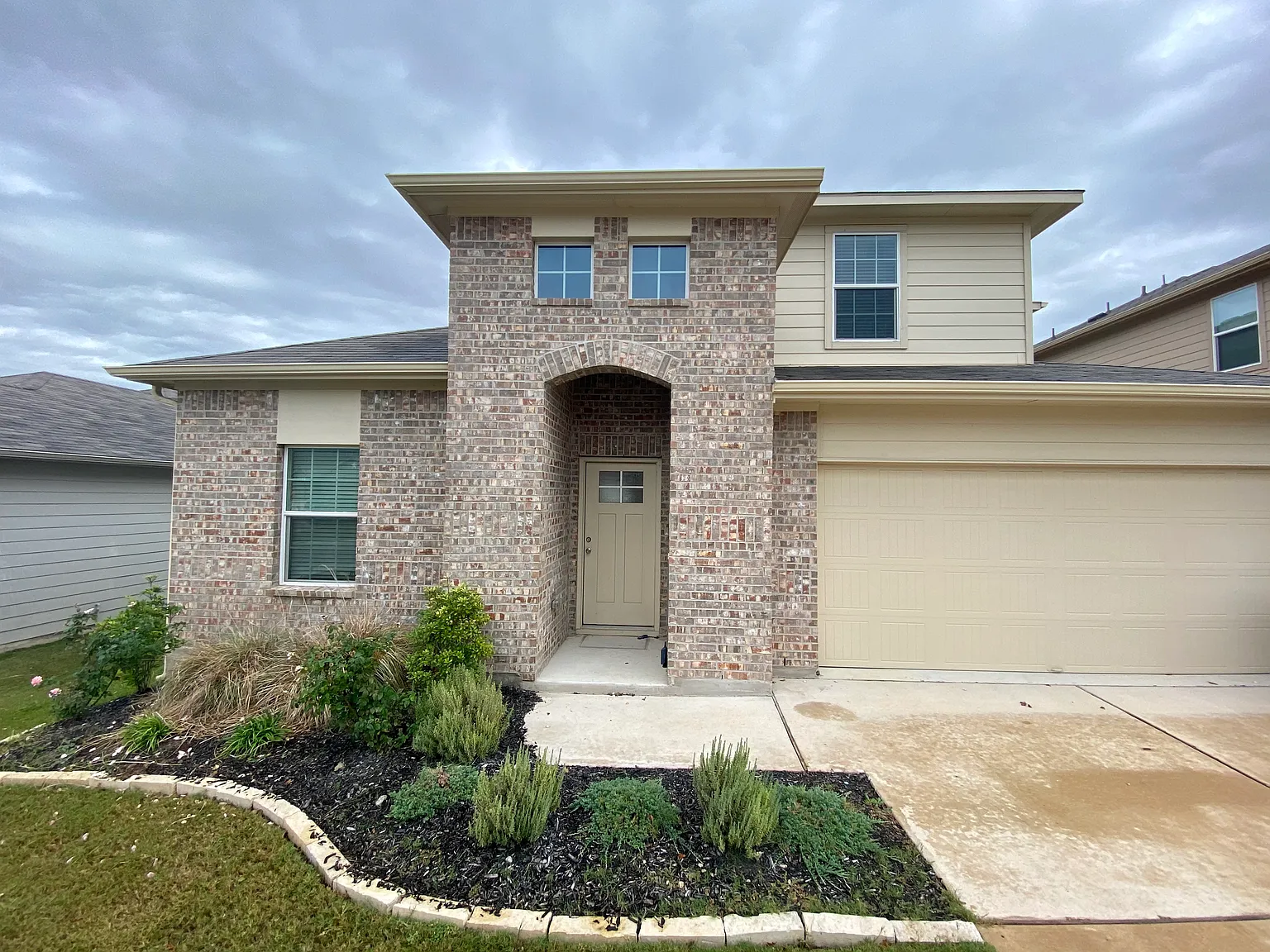 4 bed, 2.5 bath, 2212 sqft, $2,225 — Photo 2
