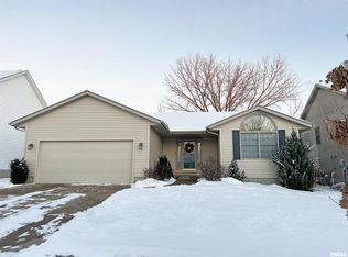 6733 Brookview Ln, Davenport, IA 52806