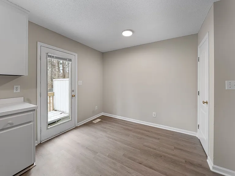 Cambridge Apartments — Photo 10